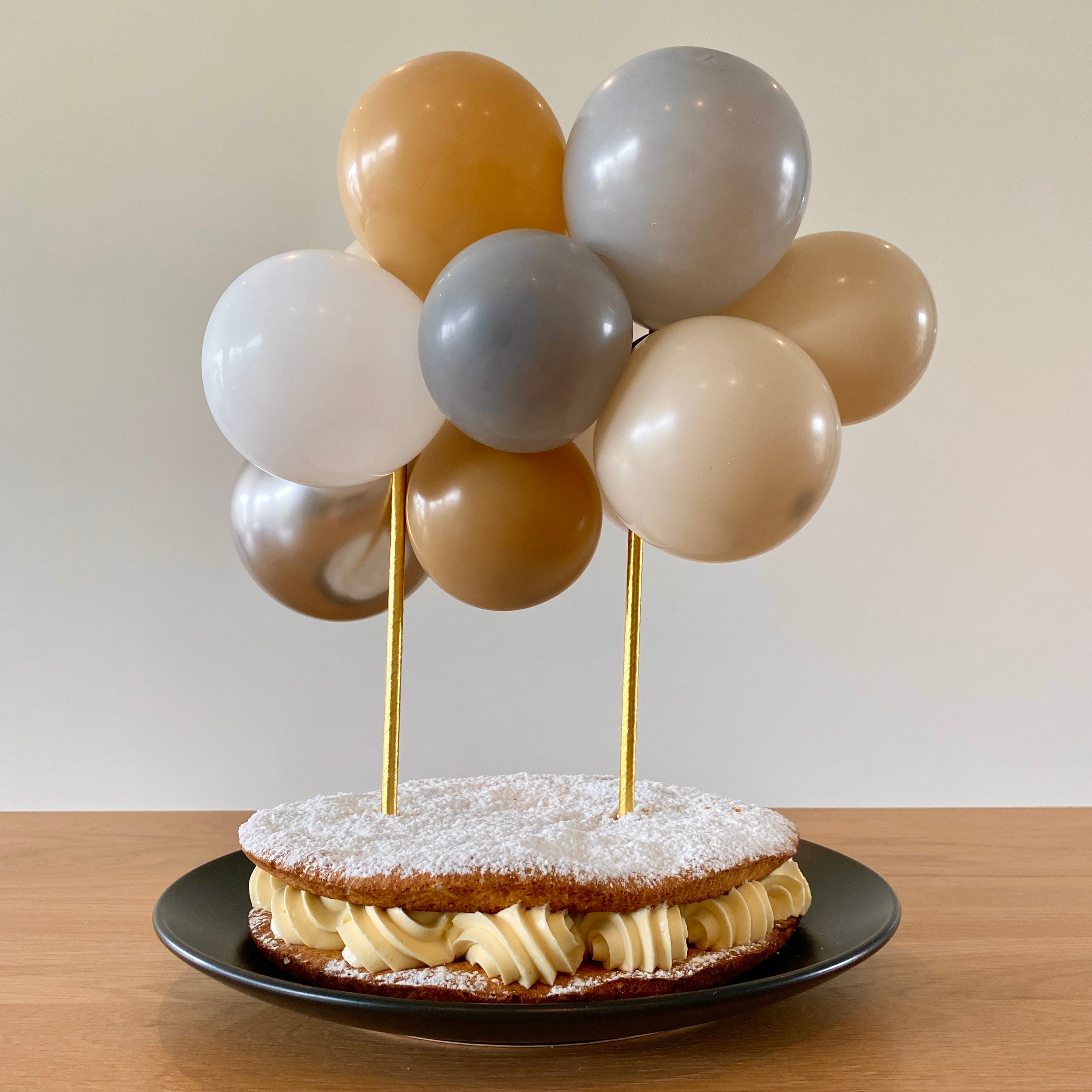 Ballonslinger mini feest deco decoratie taart cake latte zand nude grijs wit champagne
