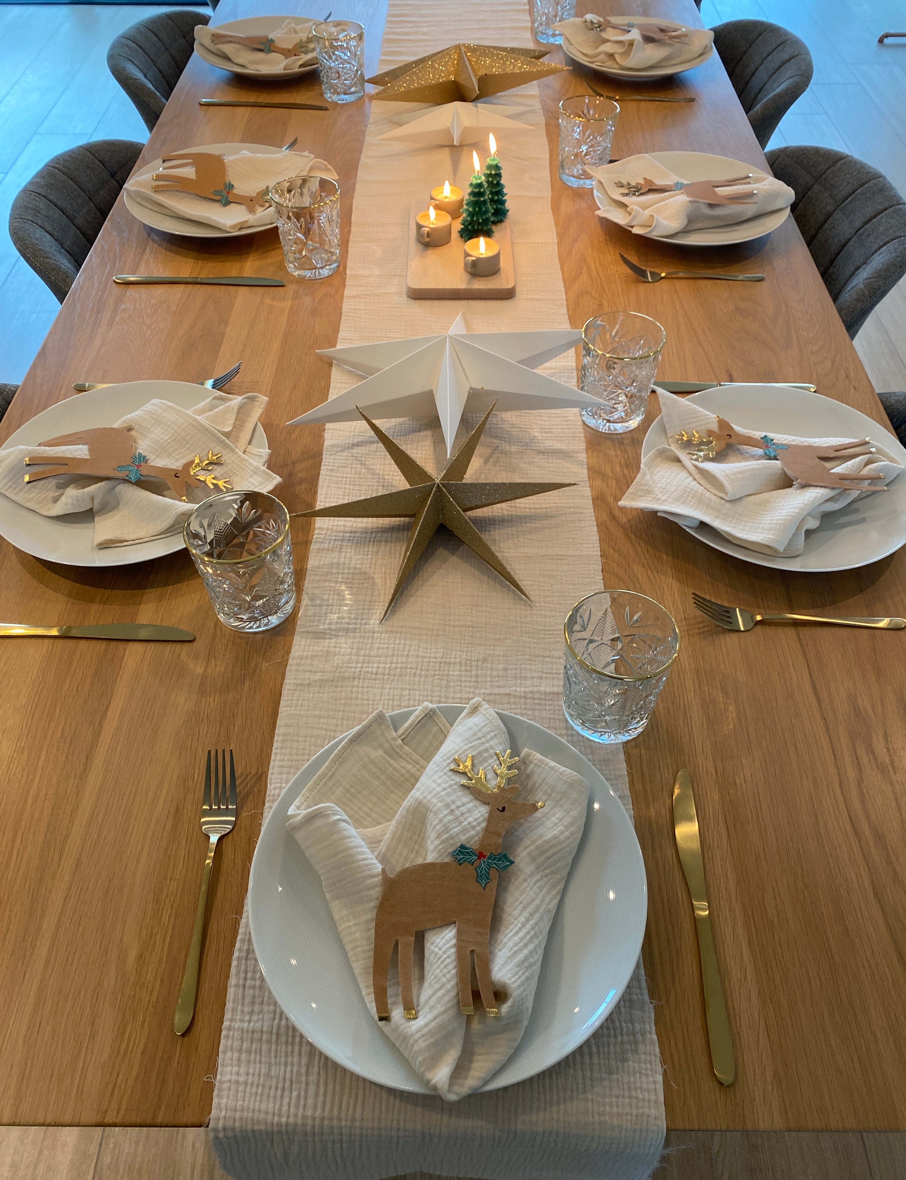 kerst deco tafel neutrale kleuren nude beige neutraal goud klassiek elegant tafel feesttafel