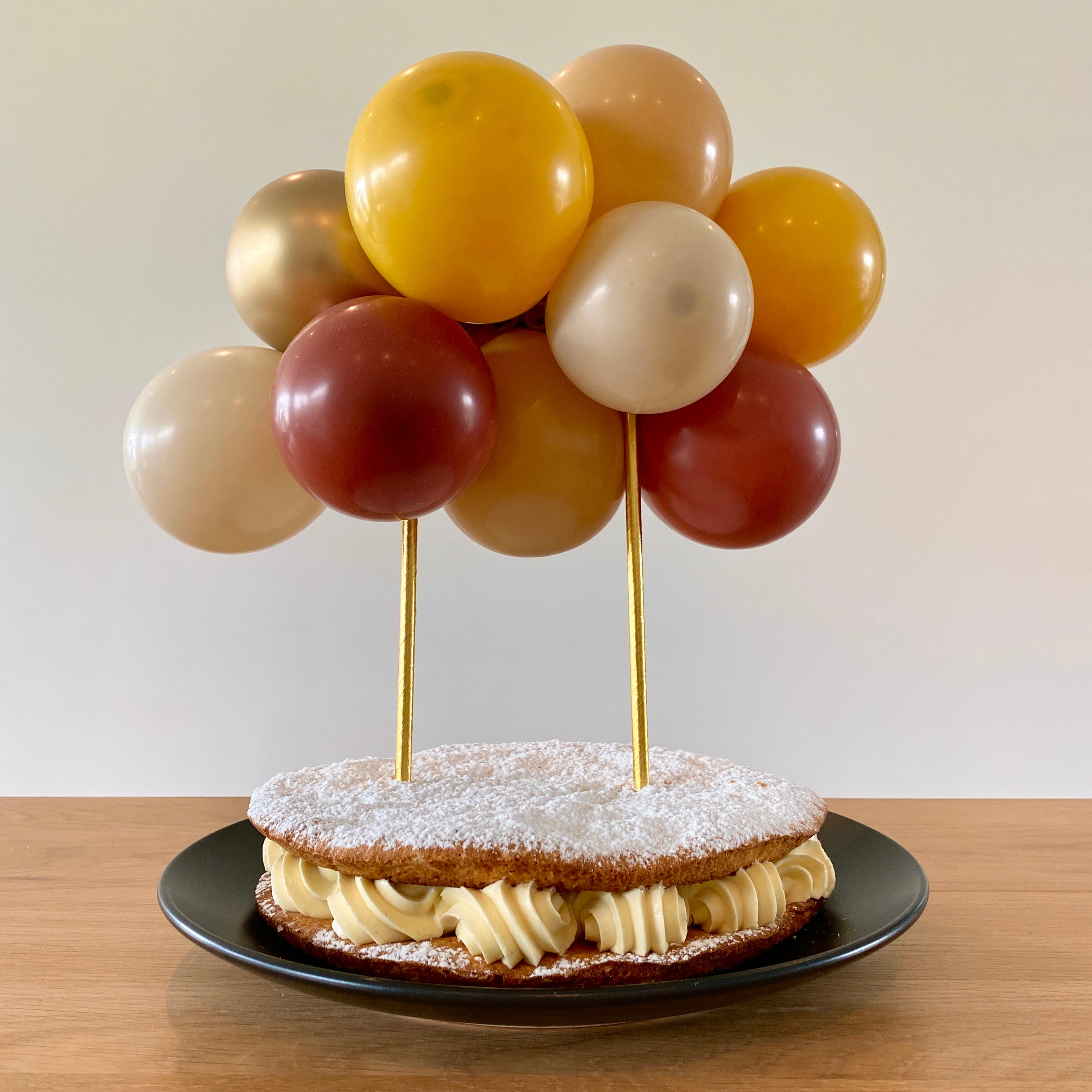 Ballonslinger taarttopper ballonnen terracotta rood zand nude mosterd geel cake taart